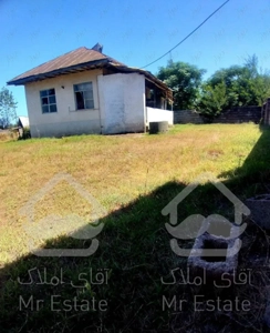 ویلا قدیمی ۵۶۰ متر زمین بر جاده آسفالت سند دارد