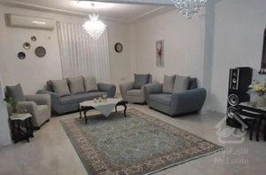 یک واحد ۹۰ متری مسکونی و تجاری .جای پارک ۶ ماشین