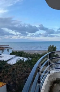 طبقه سوم آپارتمان ساحلی/تراس رو به دریا/۳خواب مستر