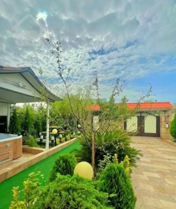 ویلا باغ ۳۰۰ متری دنج و شیک( سند تک برگ )