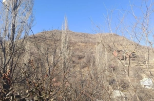 خونه حاشیه رودخانه و جاده اصلی زشک