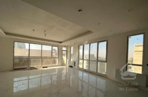 ۱۶۰ متر آپارتمان غرق نور خیابان باران