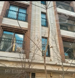 اپارتمان ۱۰۲ متری کم وحد فول امکانات  طبقه