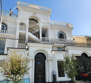 فروش ویلایی یک از دو۳۰۰متری۵خوابه درشهرک غرب