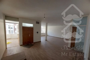 آپارتمان تک واحدی  نقاشی شده دارای سه  بالکن