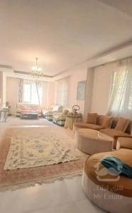 ۱۰۰متر طبقه اول کم واحد با ۲پارکینگ صادقیه