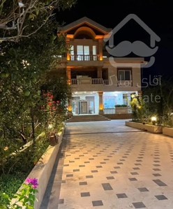 ابر ویلای منطقه مشجر با درختان سیاه ریشه