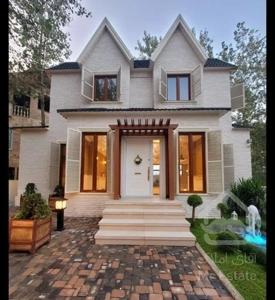 ویلا ۳۰۰متر استخردار+سند تگ برک*نما انگلیسی جنگلی