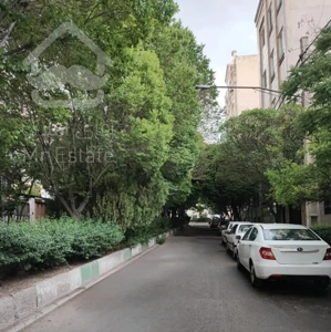 آپارتمان ۱۳۶ متری موقعیت چشمگیر و معروف در منطقه