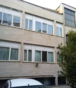 135 متر دو خوابه روبروی سفارت انگلیس خوش نقشه